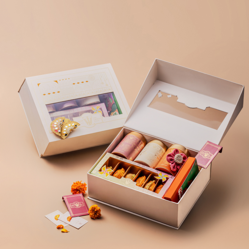 Rang Barse Holi hamper with assorted gujiya, namak para, dal biji, thandai and organic gulal